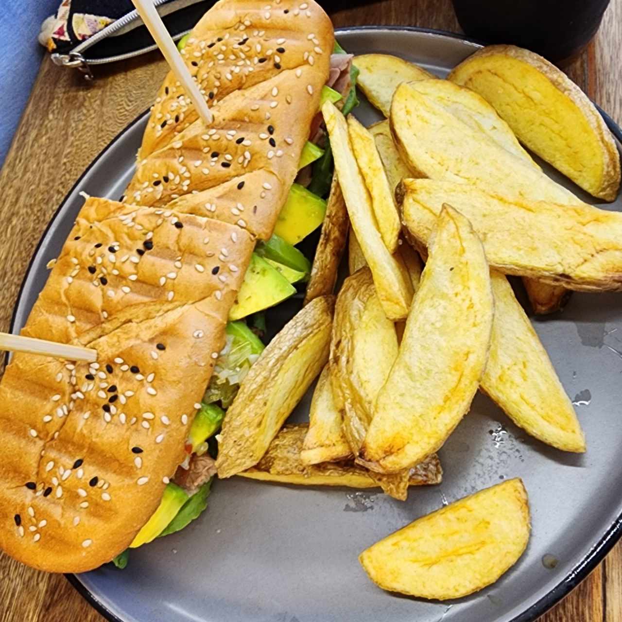 Panino de roastbeef + papas rústicas 