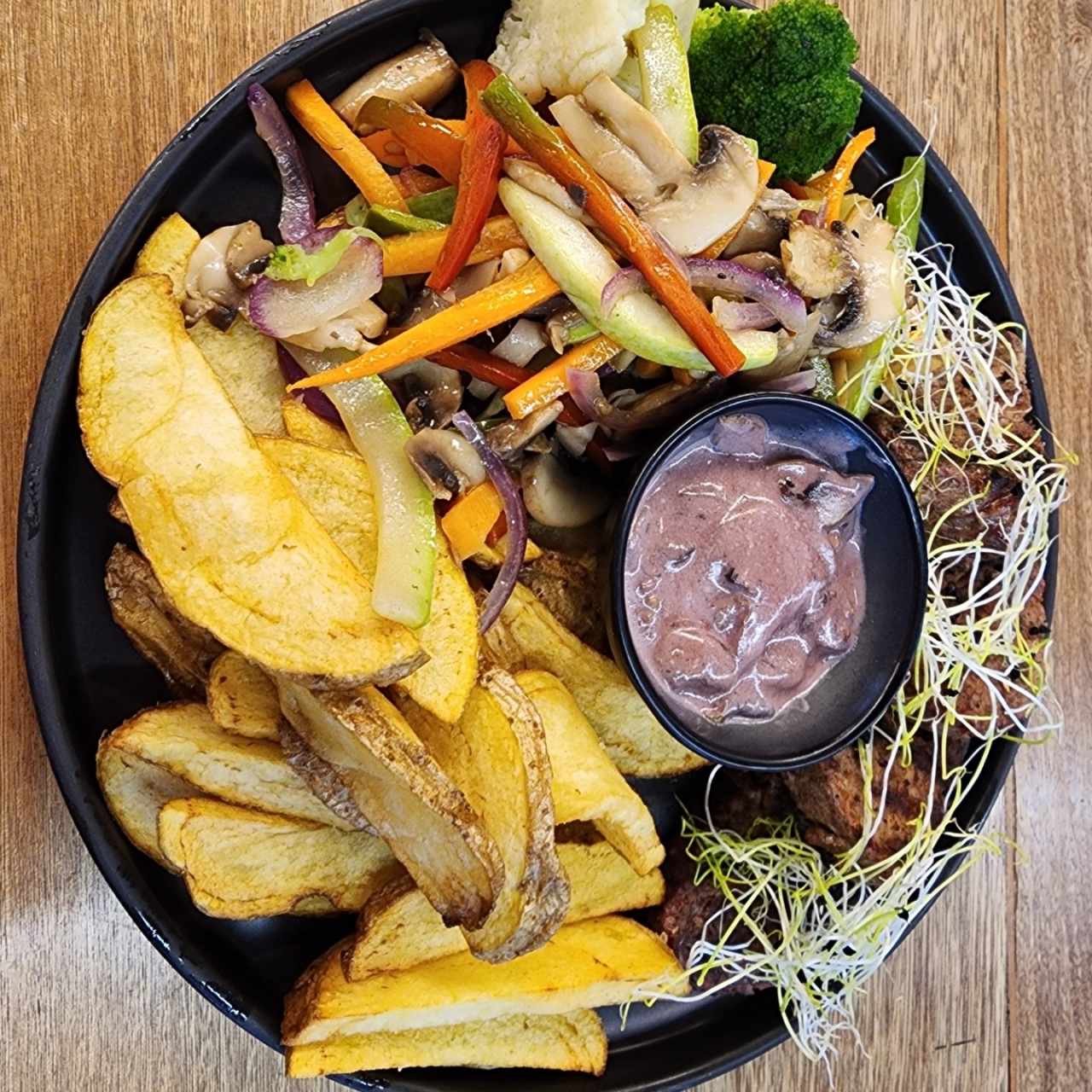 Centro de lomito + papas rústicas + vegetales salteados 