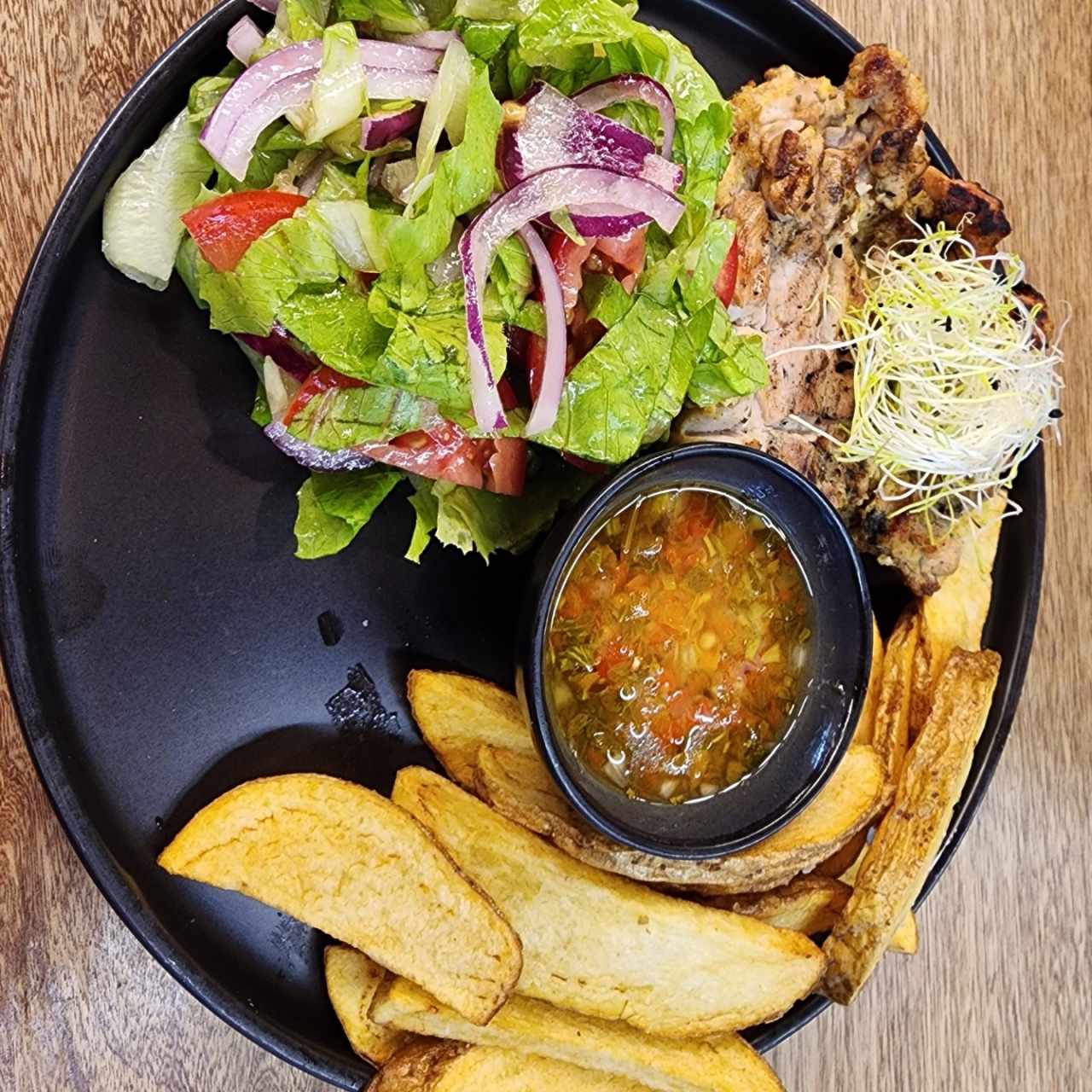 Pollo a la parrilla + ensalada + papas rústicas 