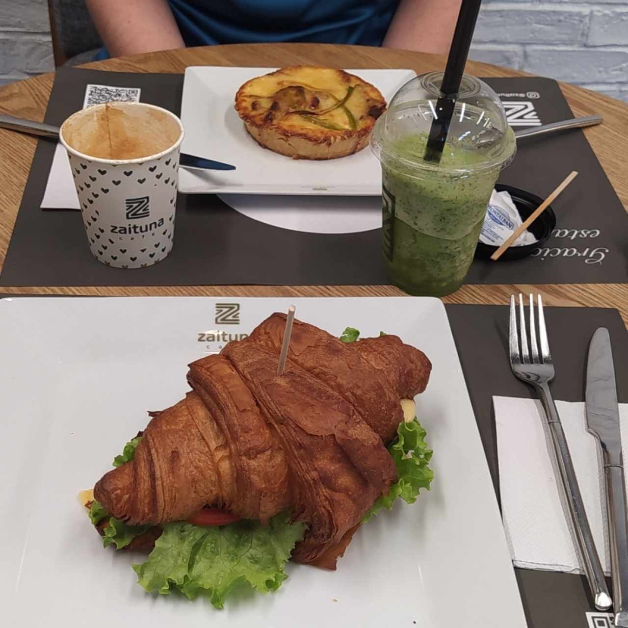 Quiche de pollo y champiñones y croissant relleno 