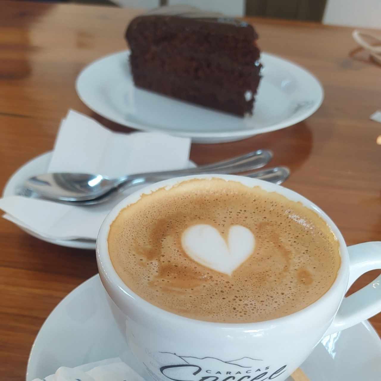 Capuccino + torta de chocolate.