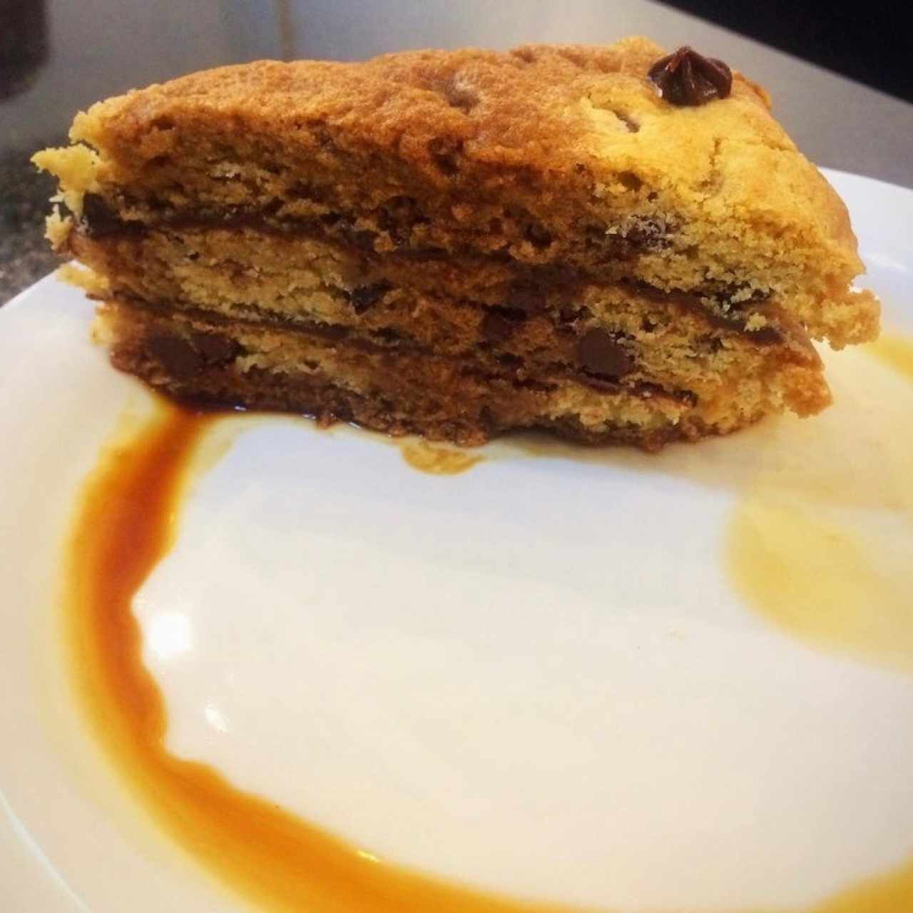 torta de capas de galletas bañada con un espresso