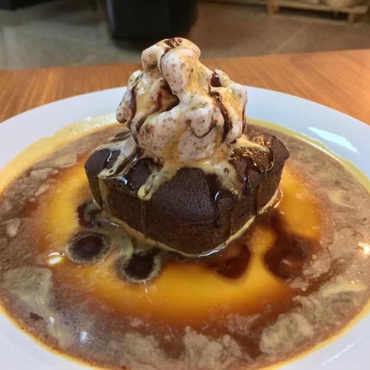 Brownie con helado bañado en cafe