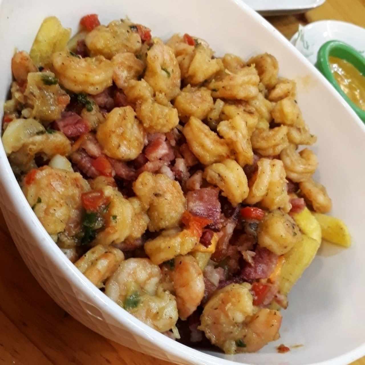 papas fritas con camarones