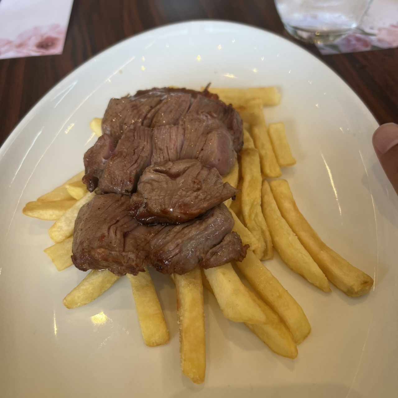 Centro de lomito con papas fritas