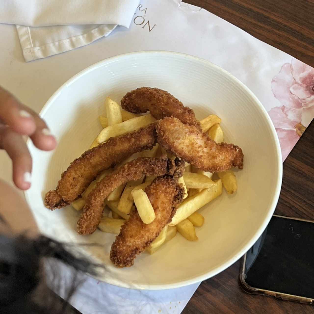 Tiras de pollo con papas fritas 