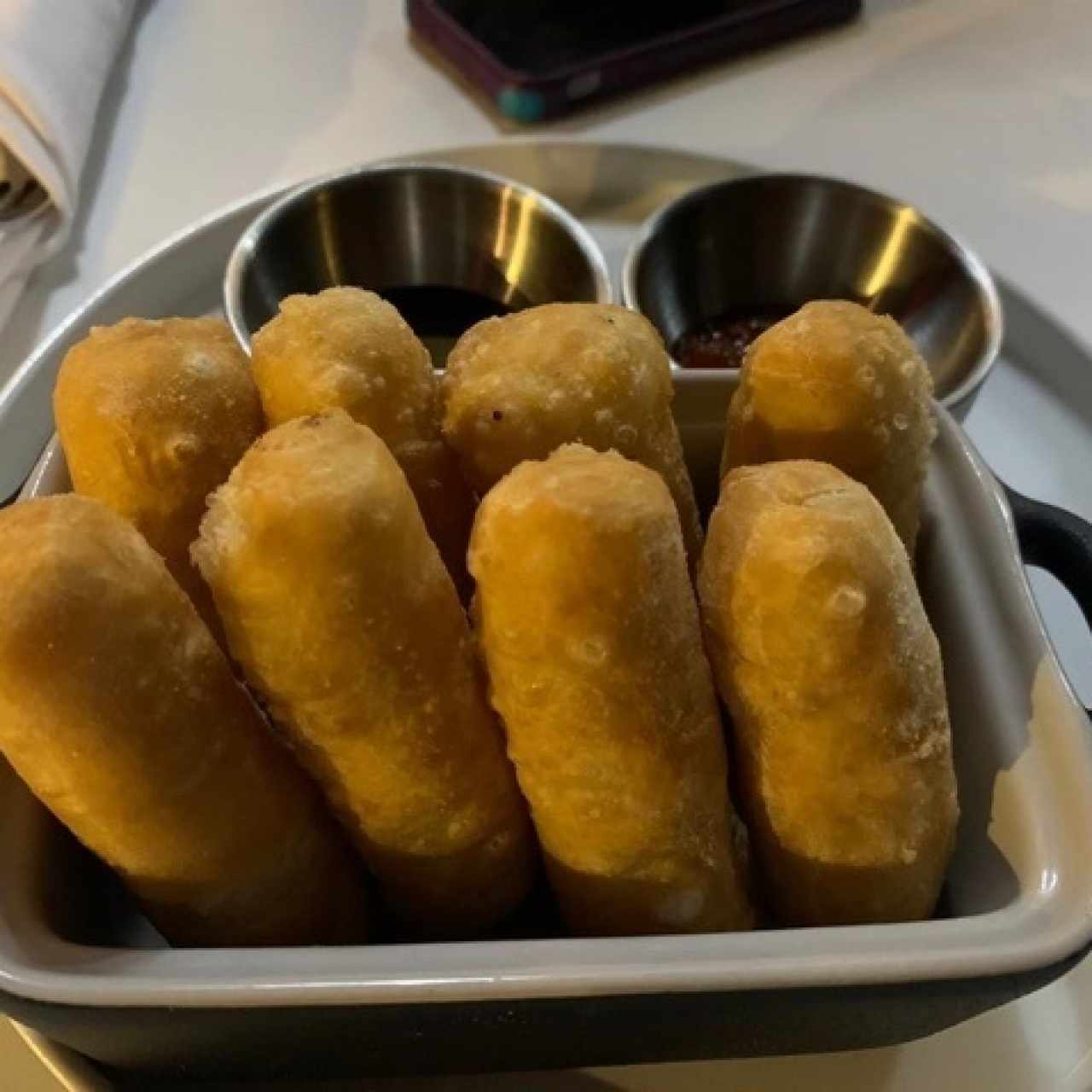 tequeños de quedo con dos reducciones : papelon y otra de ají dulce. 