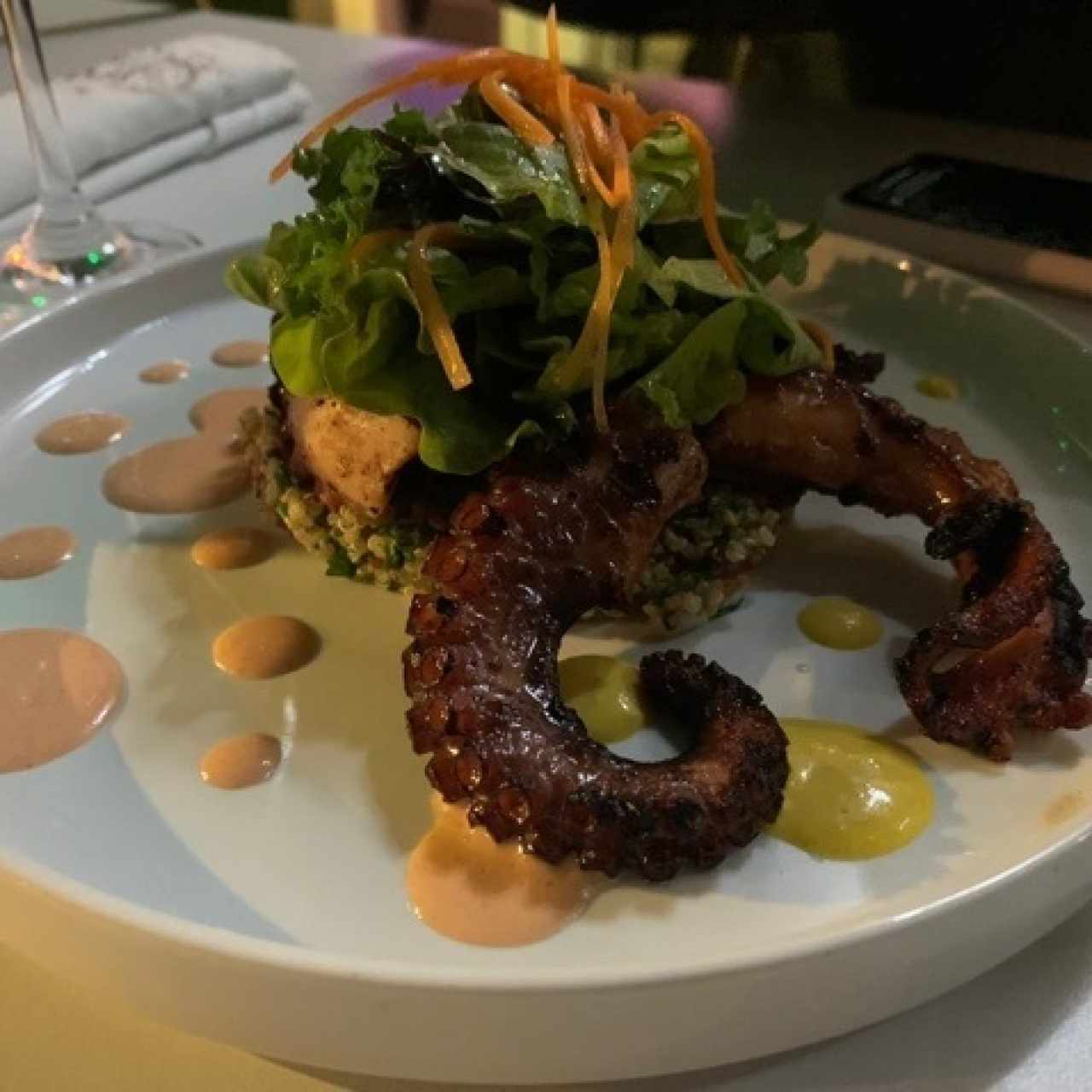 Pulpo trufado sobre cama de Quinoa. increíble ! un must !