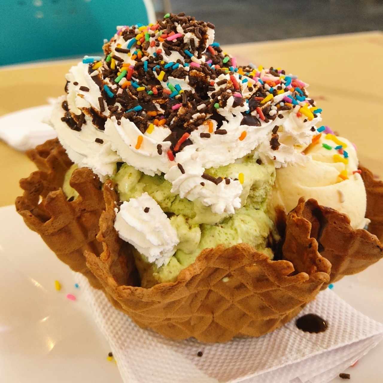 Cesta de 3 sabores de Pistacho y Maní con galleta de cacao 