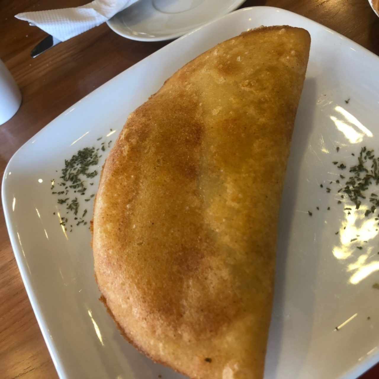 Empanada de carne desmechada.
