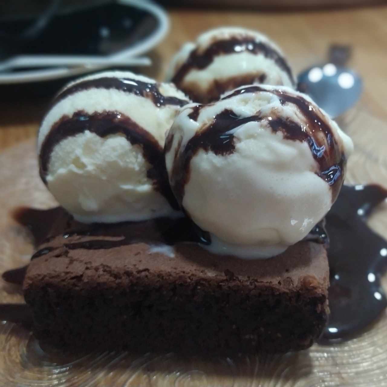 Brownie con helado.