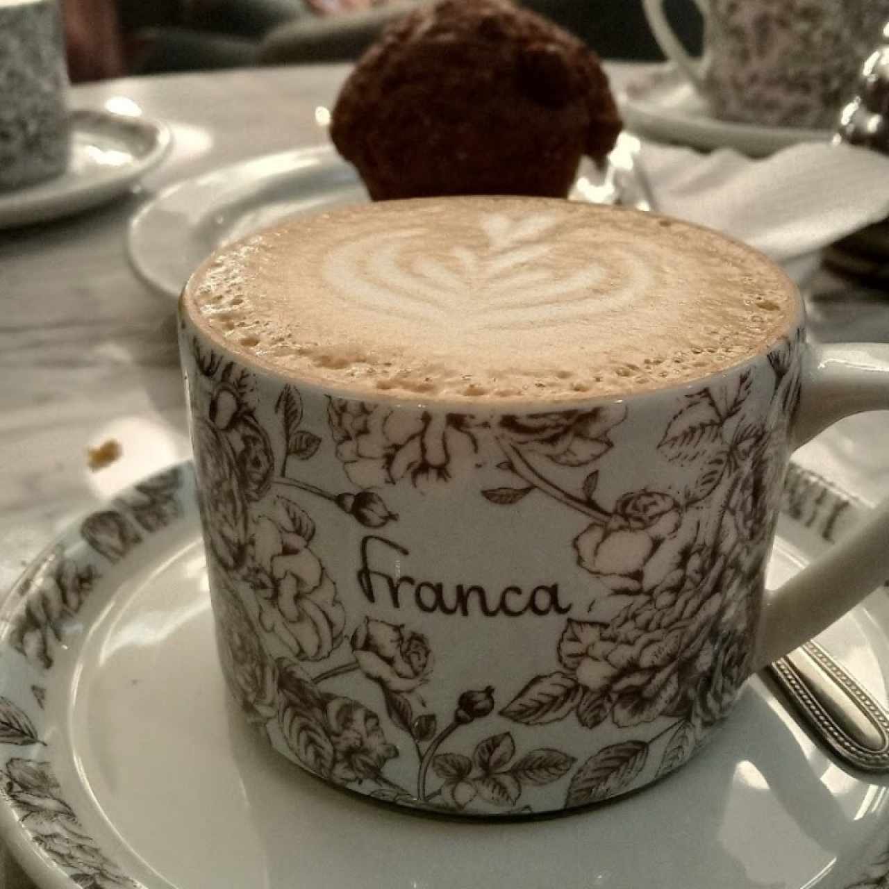 café marrón y muffin de chocolate