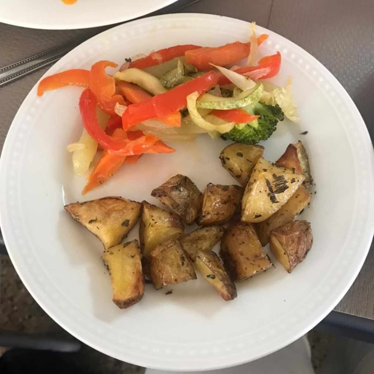 Papas Rústicas con Vegetales Salteados, Excelentes