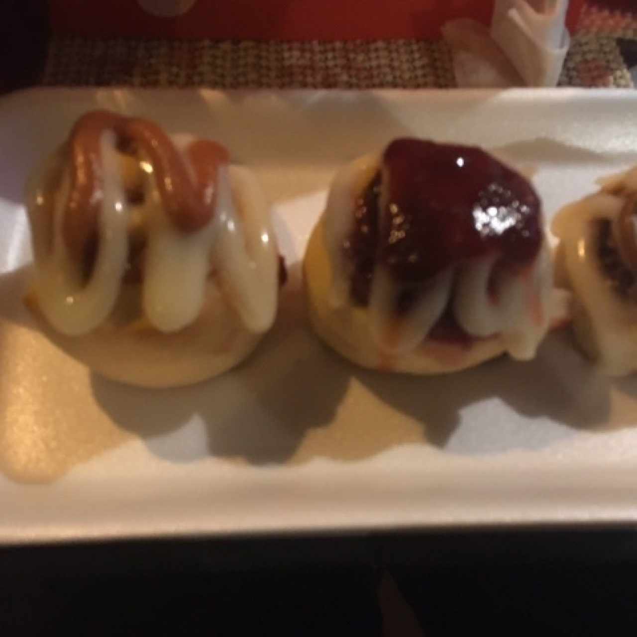 Mini Rolls de Guayaba, mini rolls de fresa, mini rolls de canela. haganse un favor comanse el de fresa 