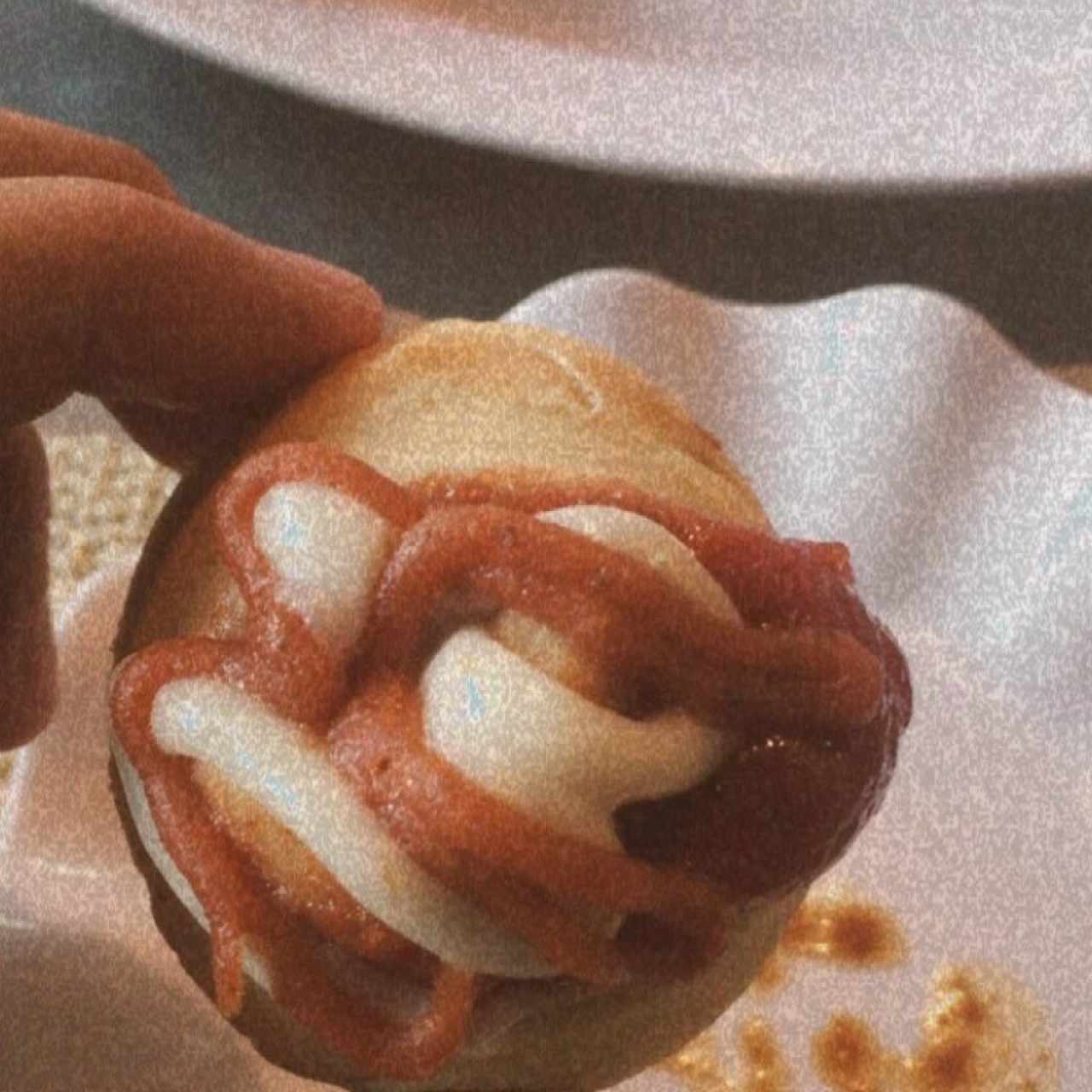 Roll de #Guayaba caliente con crema pstelera sorpresa 💥 #AdrenalinaPura 😍