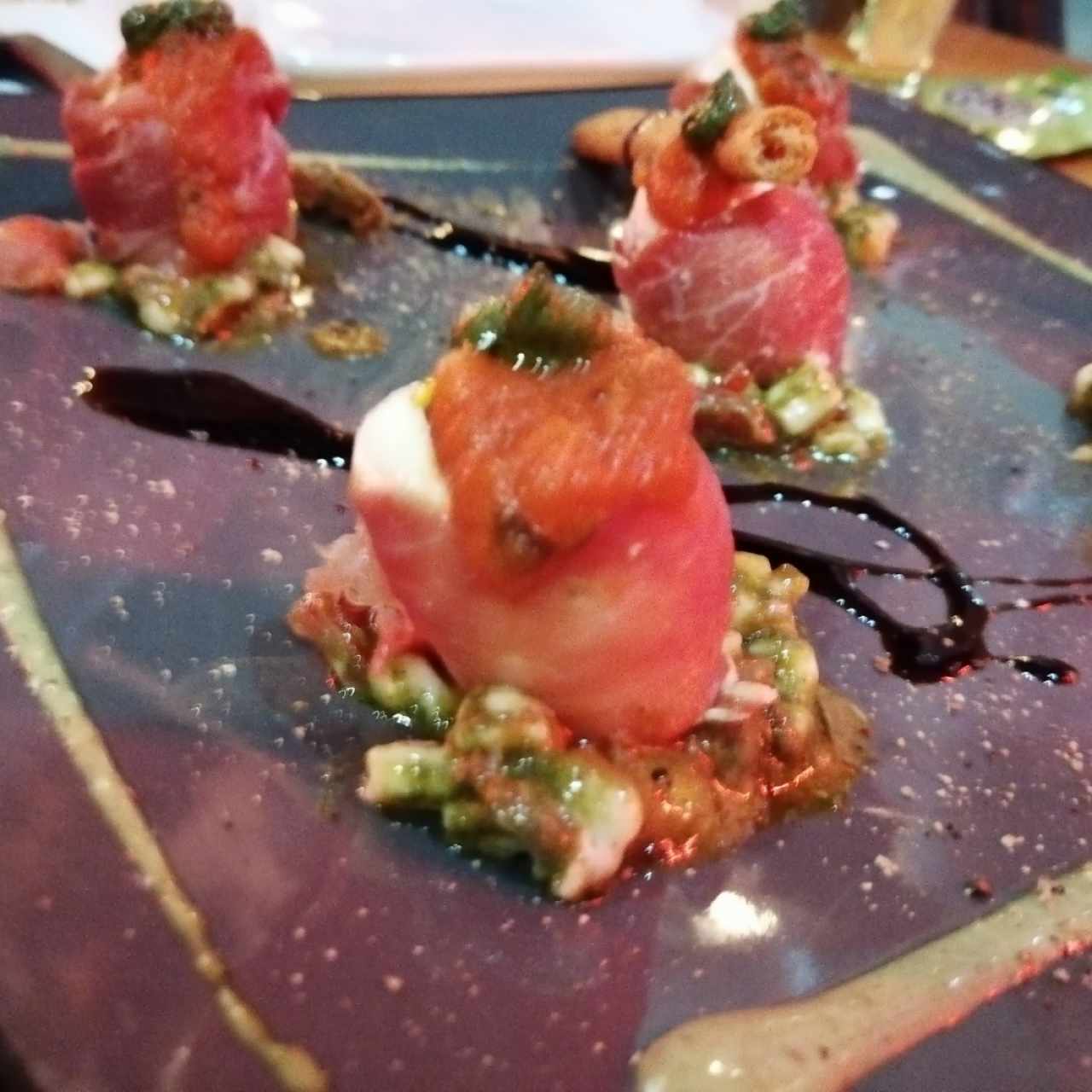 enrolladitos queso búfala y jamón serrano