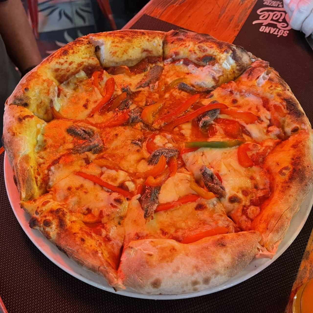 Pizza Margarita con Pimentón y Anchos