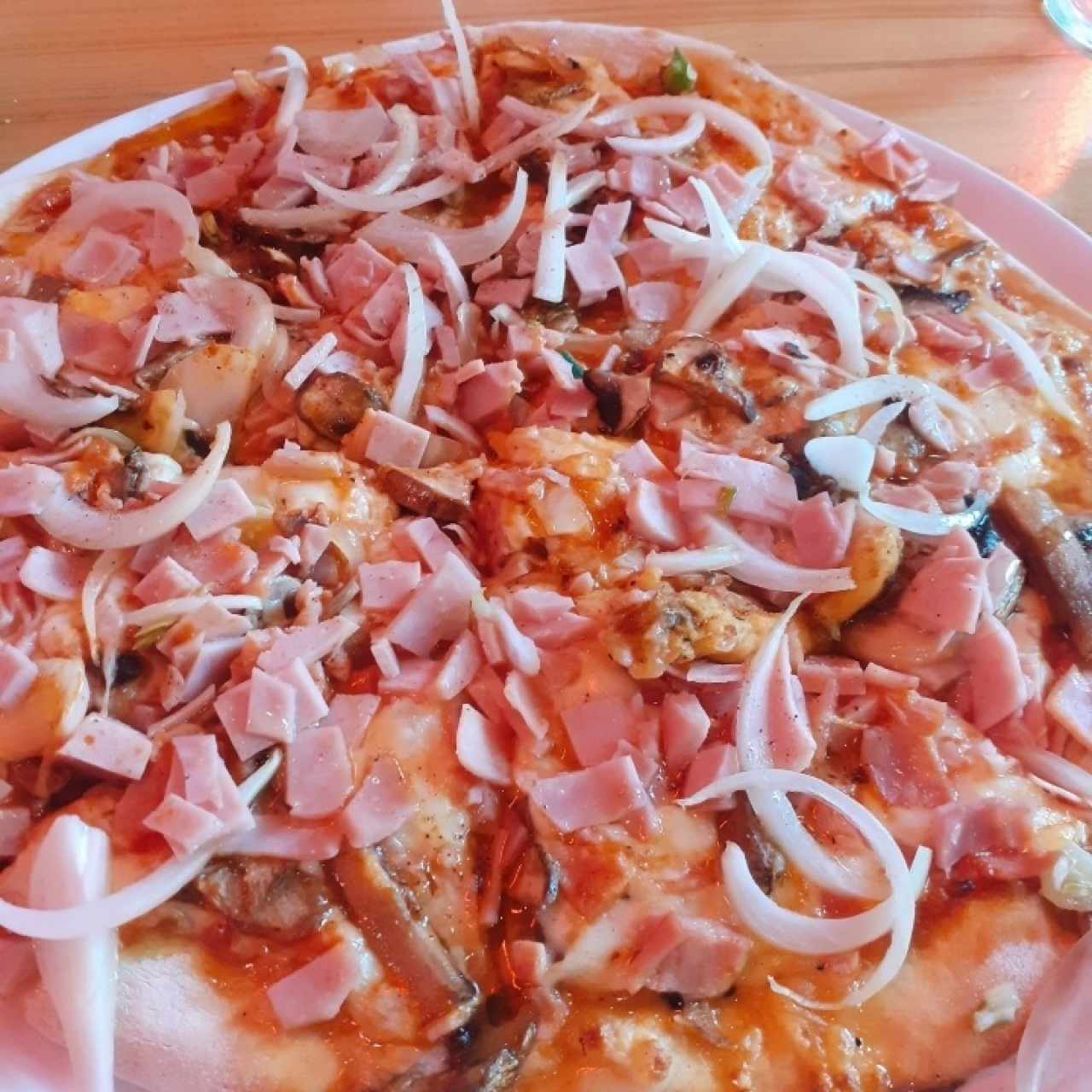 Pizza cipolle e funghi: cebolla, jamón y champiñones