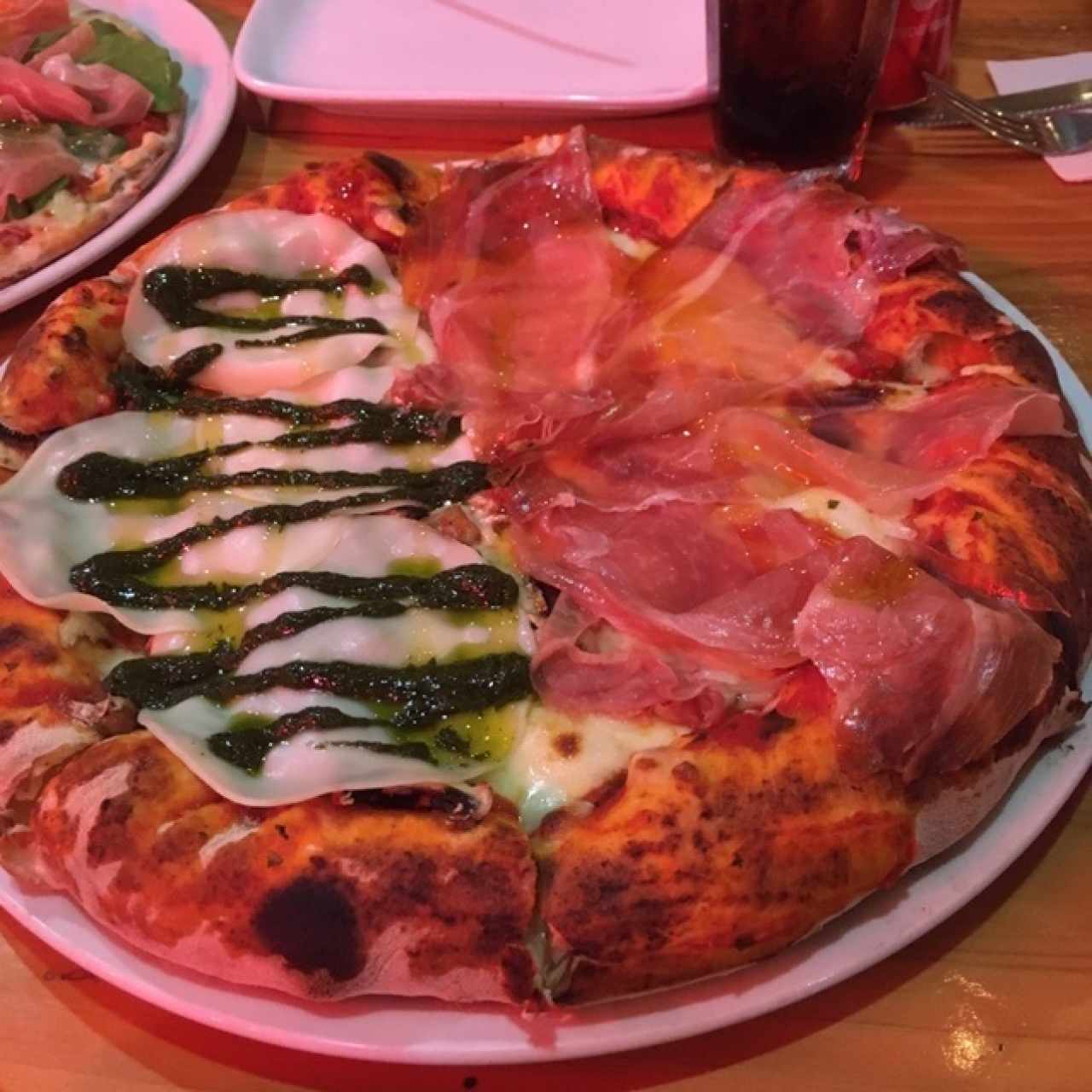 bordes de queso con provolone y prosciutto