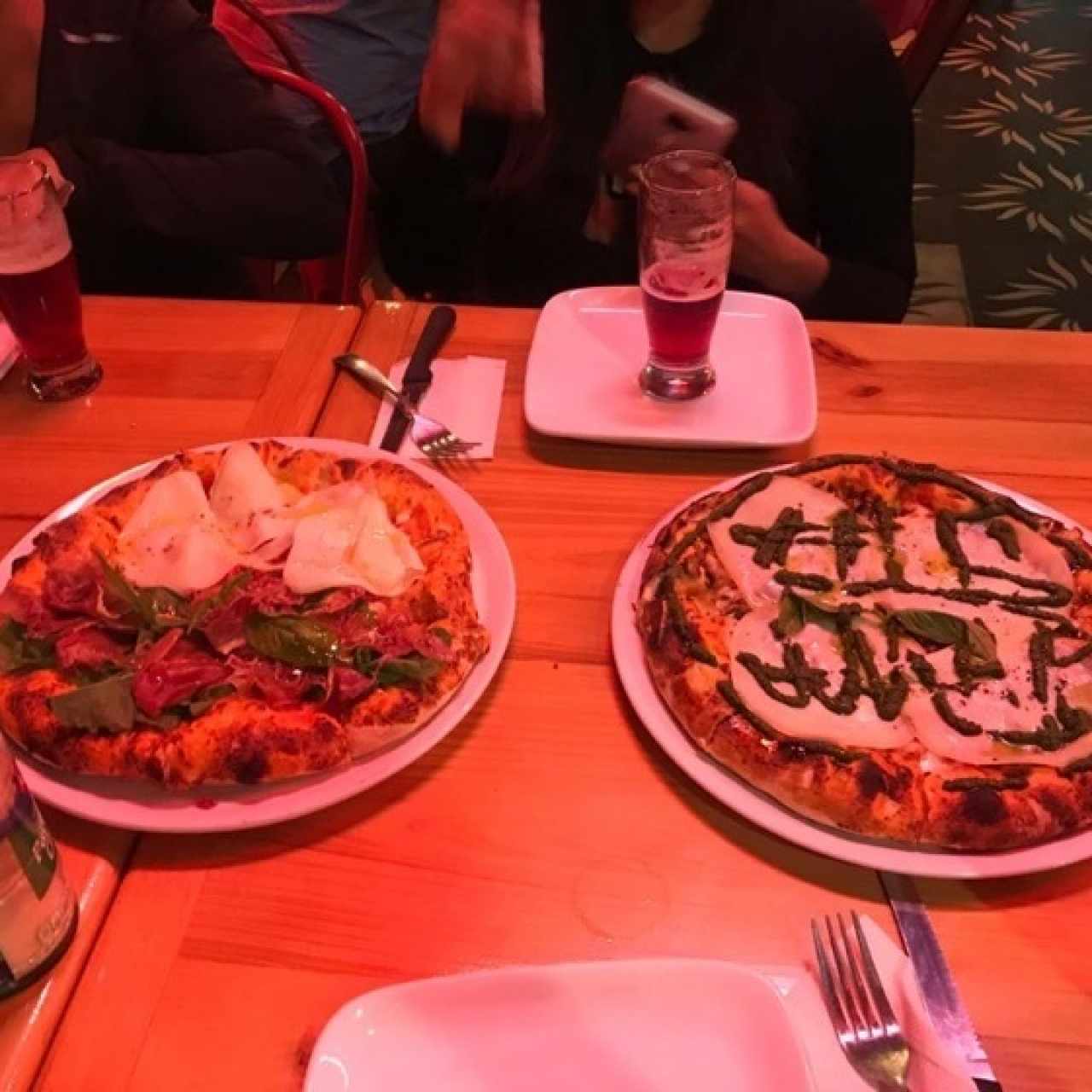 pizzas de jamon serrano, peperoni y champiñones
