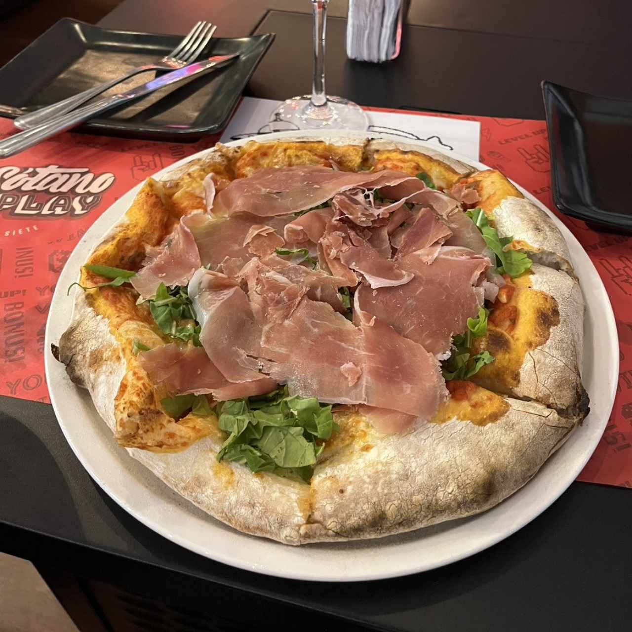 Pizza serrano rúgula
