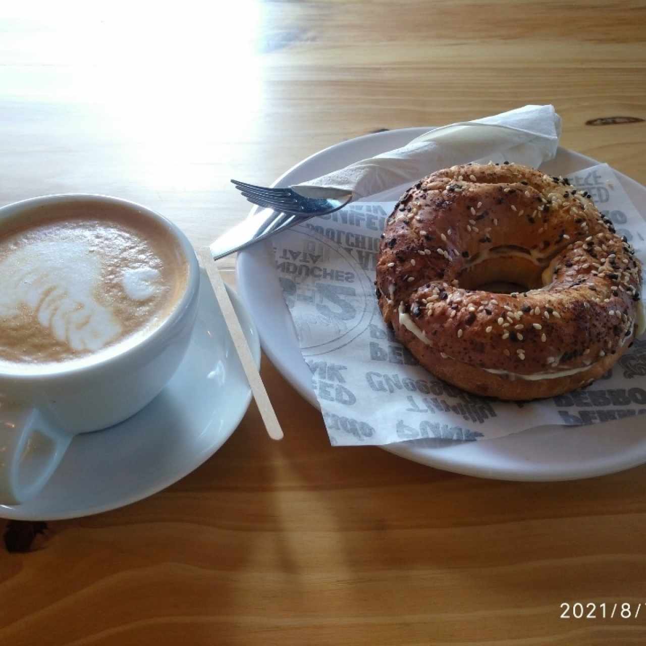 Bagels con queso crema y café