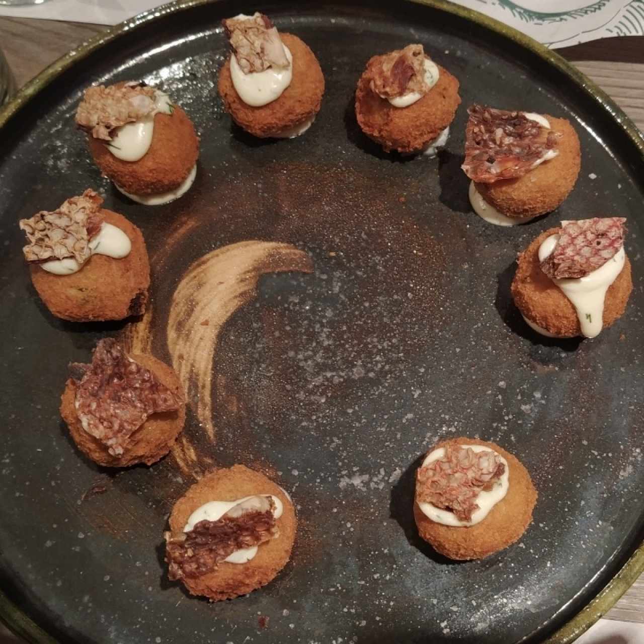 Croquetas de pargo con mayonesa de eneldo y chicharrón de pescado