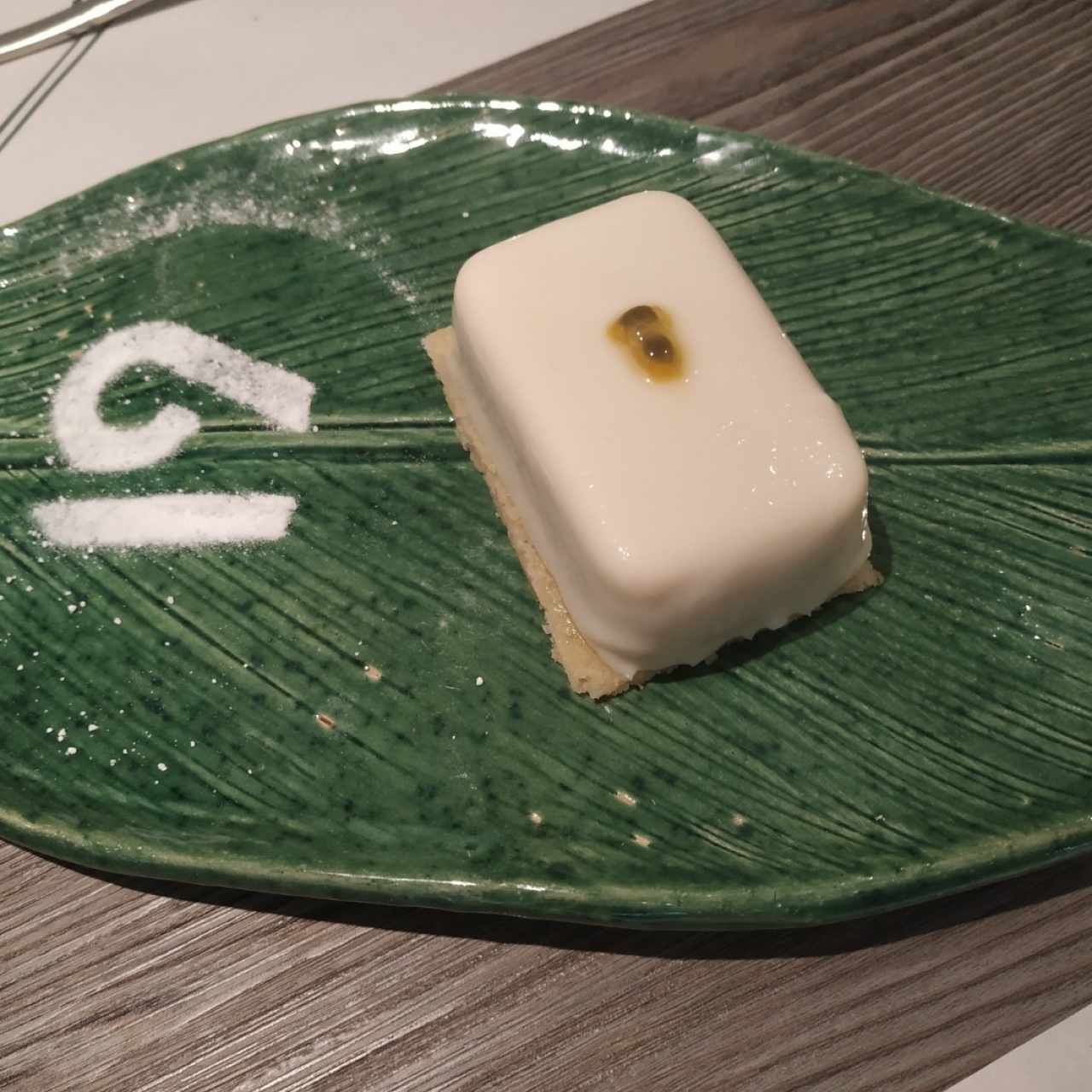 Mouse de Parchita con capa de chocolate Blanco
