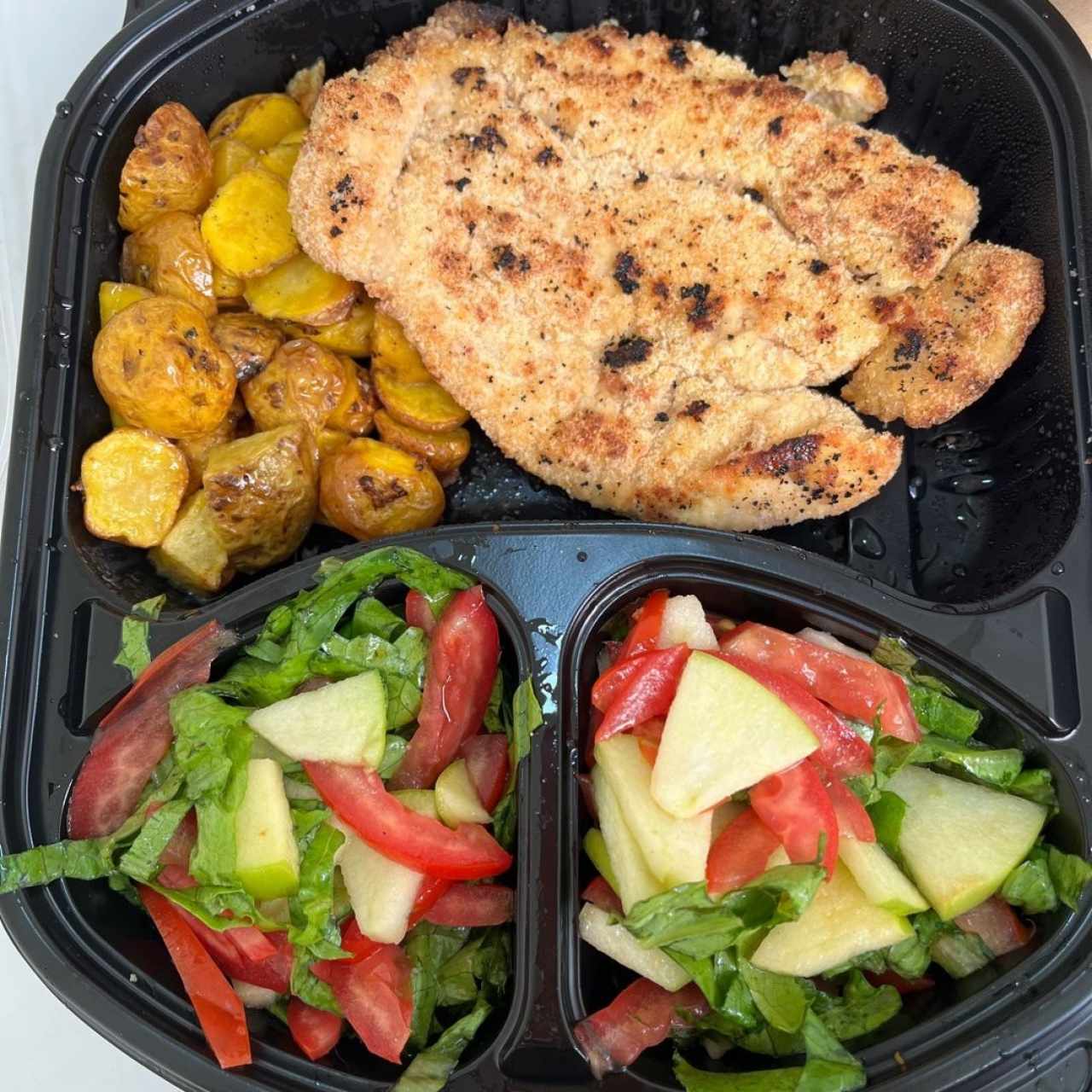 Pollo crispy en airfryer empanizado con harina de coco & avena, acompañado de papas rústicas y ensalada