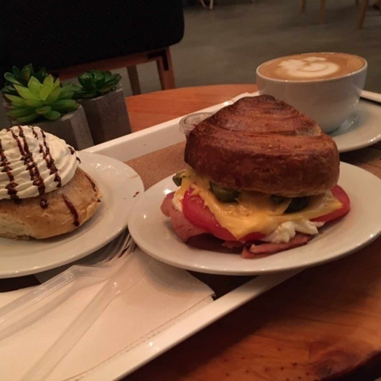 Roll con Crema Chantilly y  Panini de Jamon Ahumado y Queso Muster!! Brutal