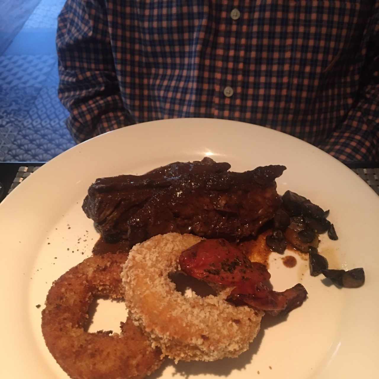 costillas con aros de pure de papas 