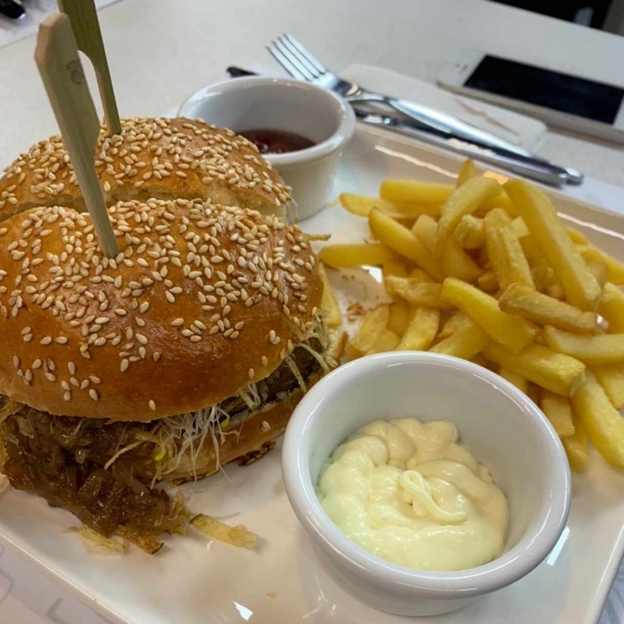 la mejor hamburguesa del mundo!, nada como la salsa trufada que la acompaña