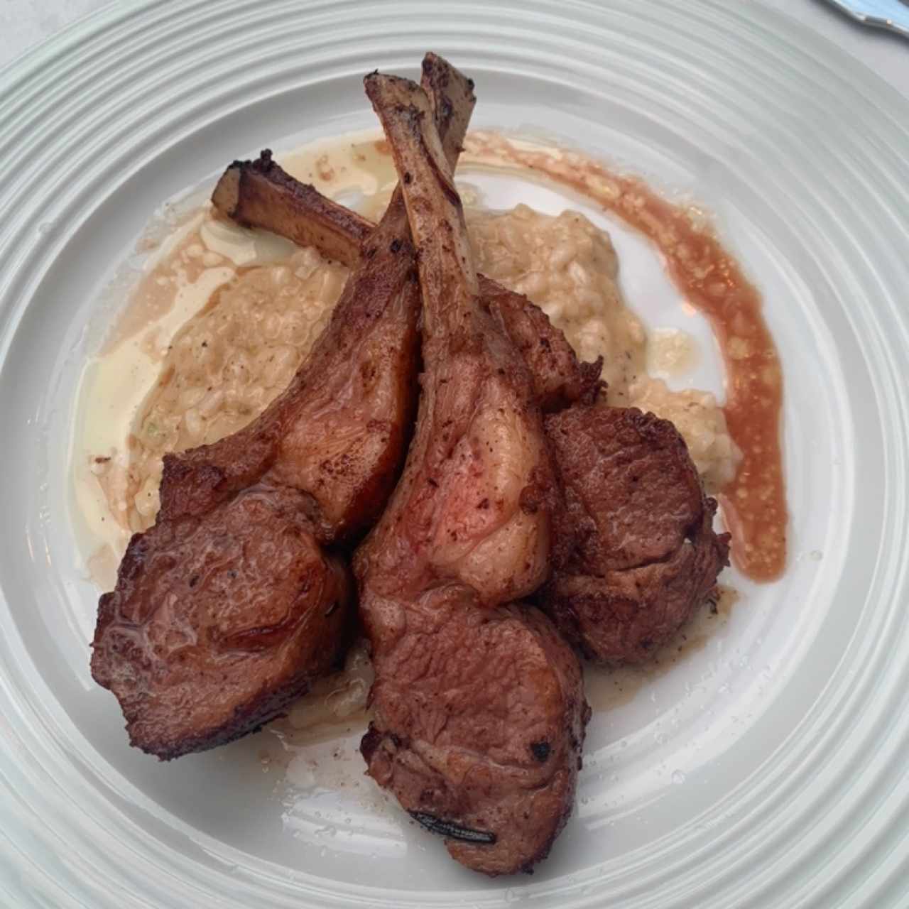 costillas de cordero con base de rissoto 