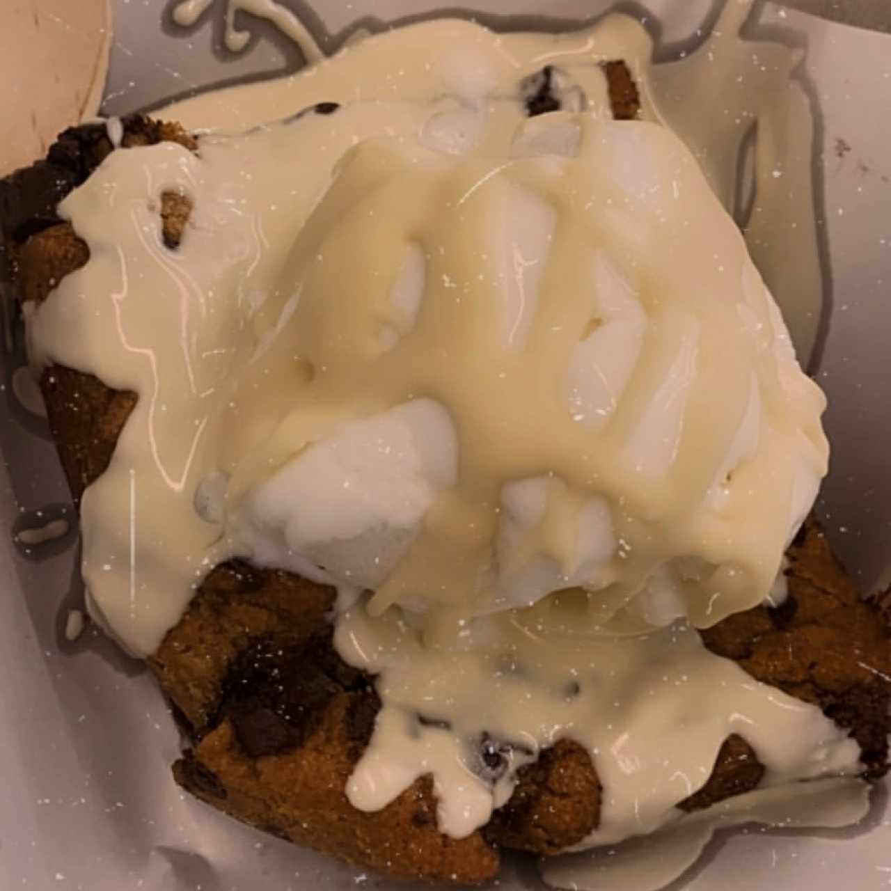 Brookie + helado de vainilla + fudge de chocolate blanco
