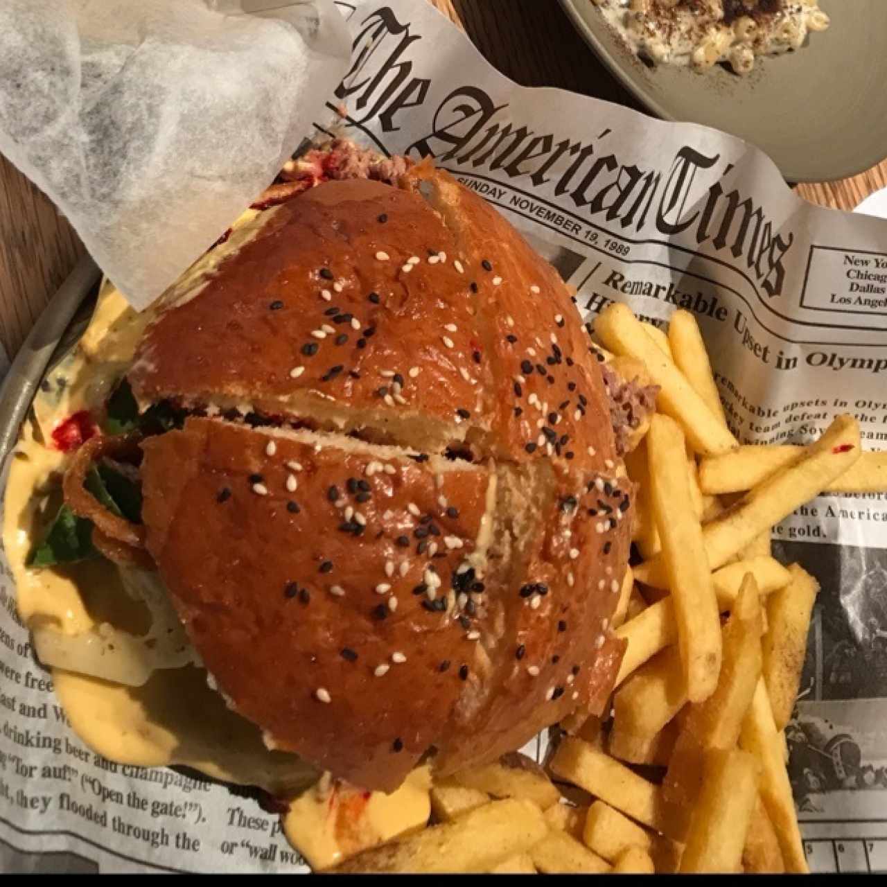 hamburgues de quedo fundido con tocineta y aros de cebolla acompañado de papas trufadas