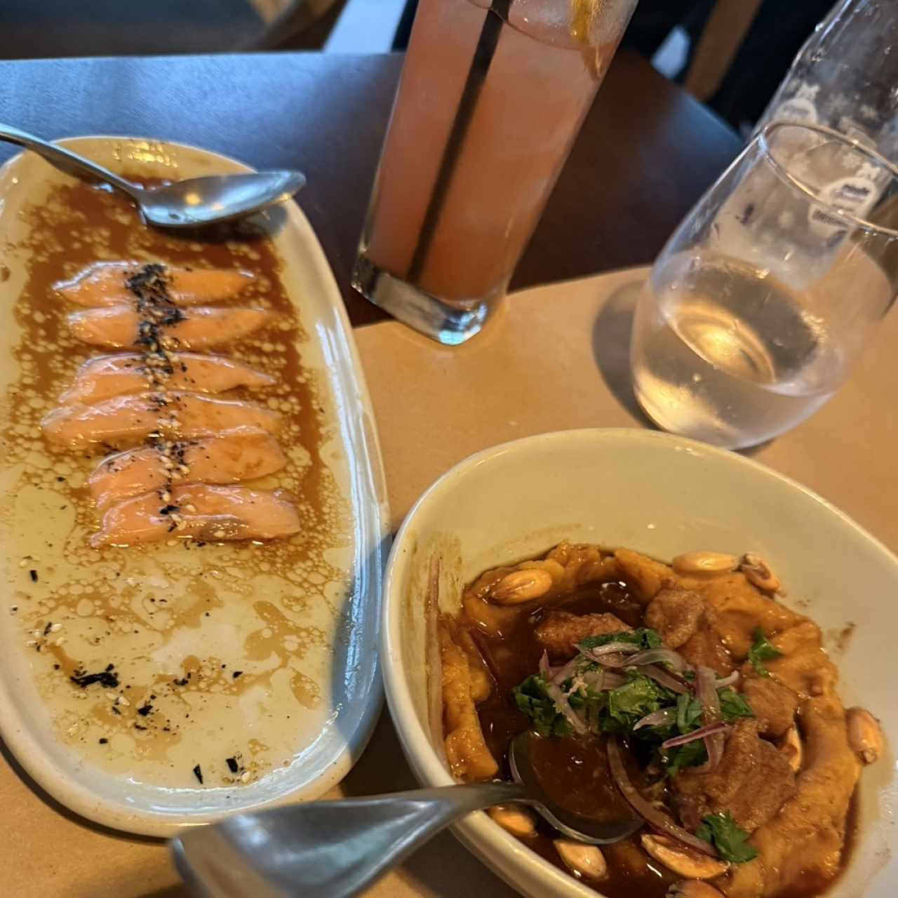 Tiradito de salmon y Ceviche frito 