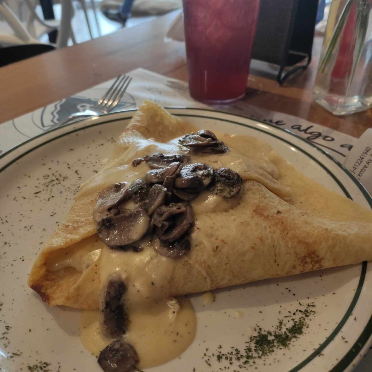 Crêpe de pollo con salsa cuatro quesos y champiñones