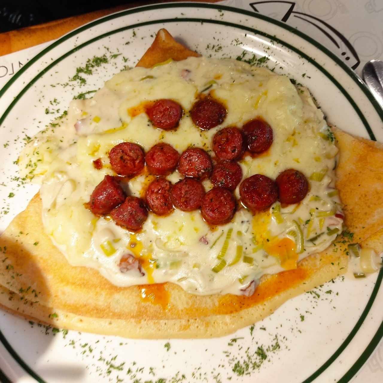 crepé de crema de ajoporro con chistorras 
