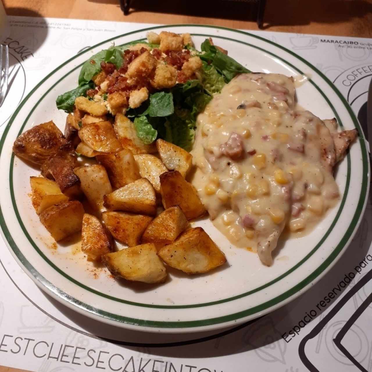Pollo con maíz y tocineta, papas bravas y ensalada de la casa