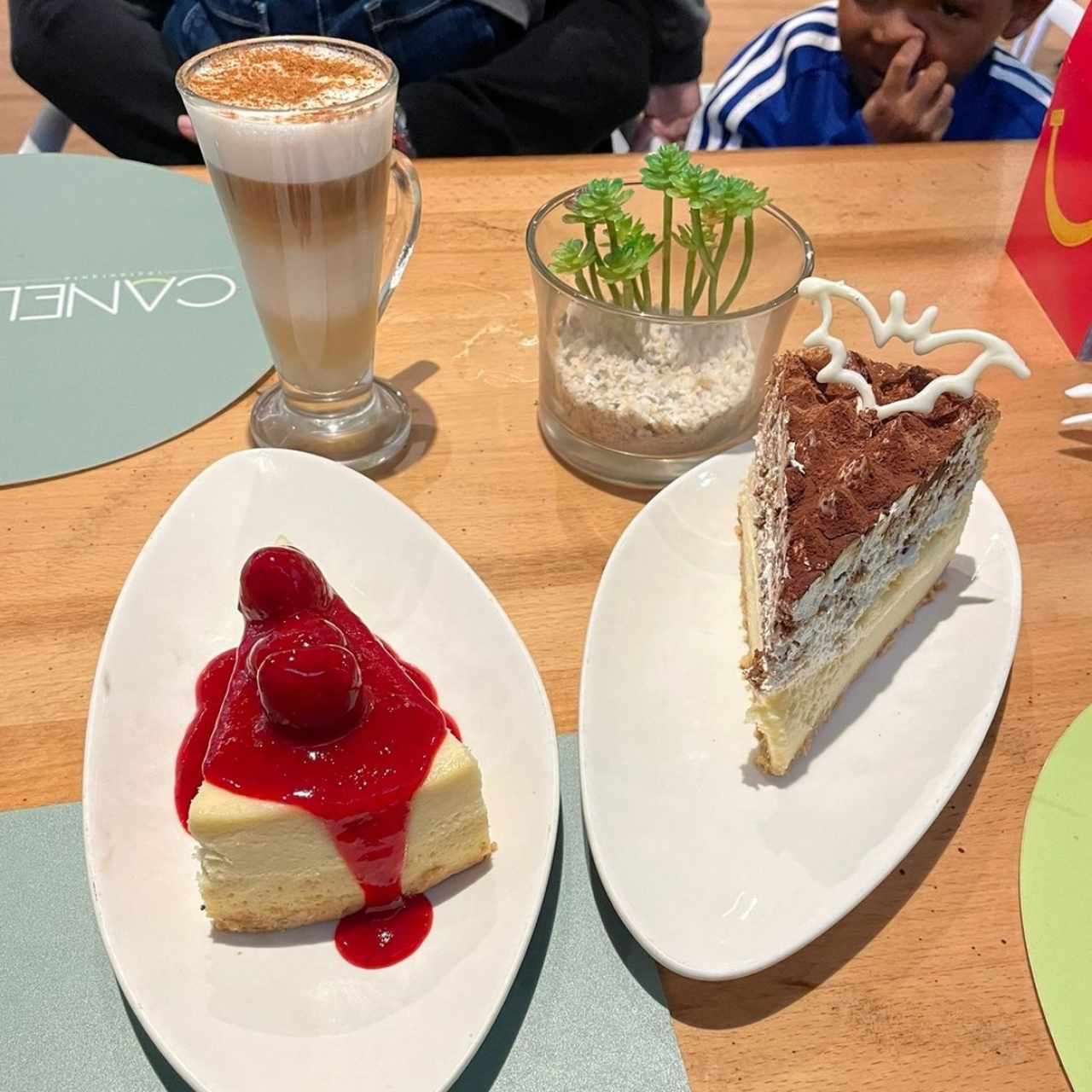 Chees cake de fresa y Latte Coco