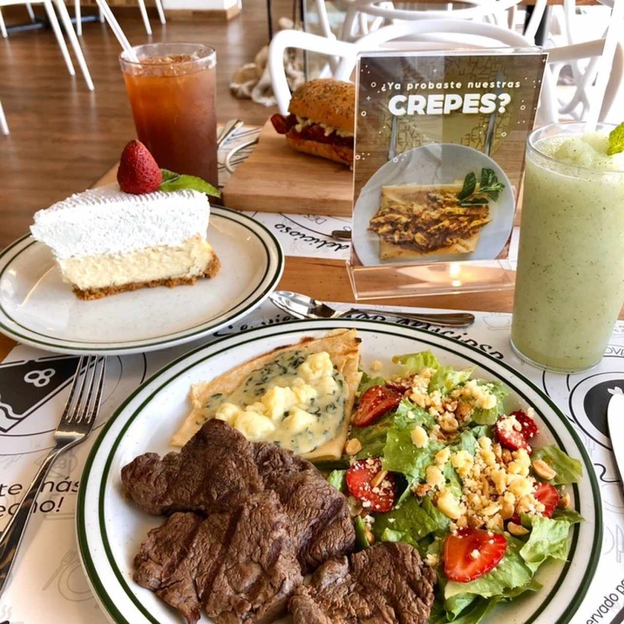 Lomo al grill acomoañado de mini crepe gratinada y ensalada silvestre y de postre Cheesecake Mousse de Chocolate Blanco