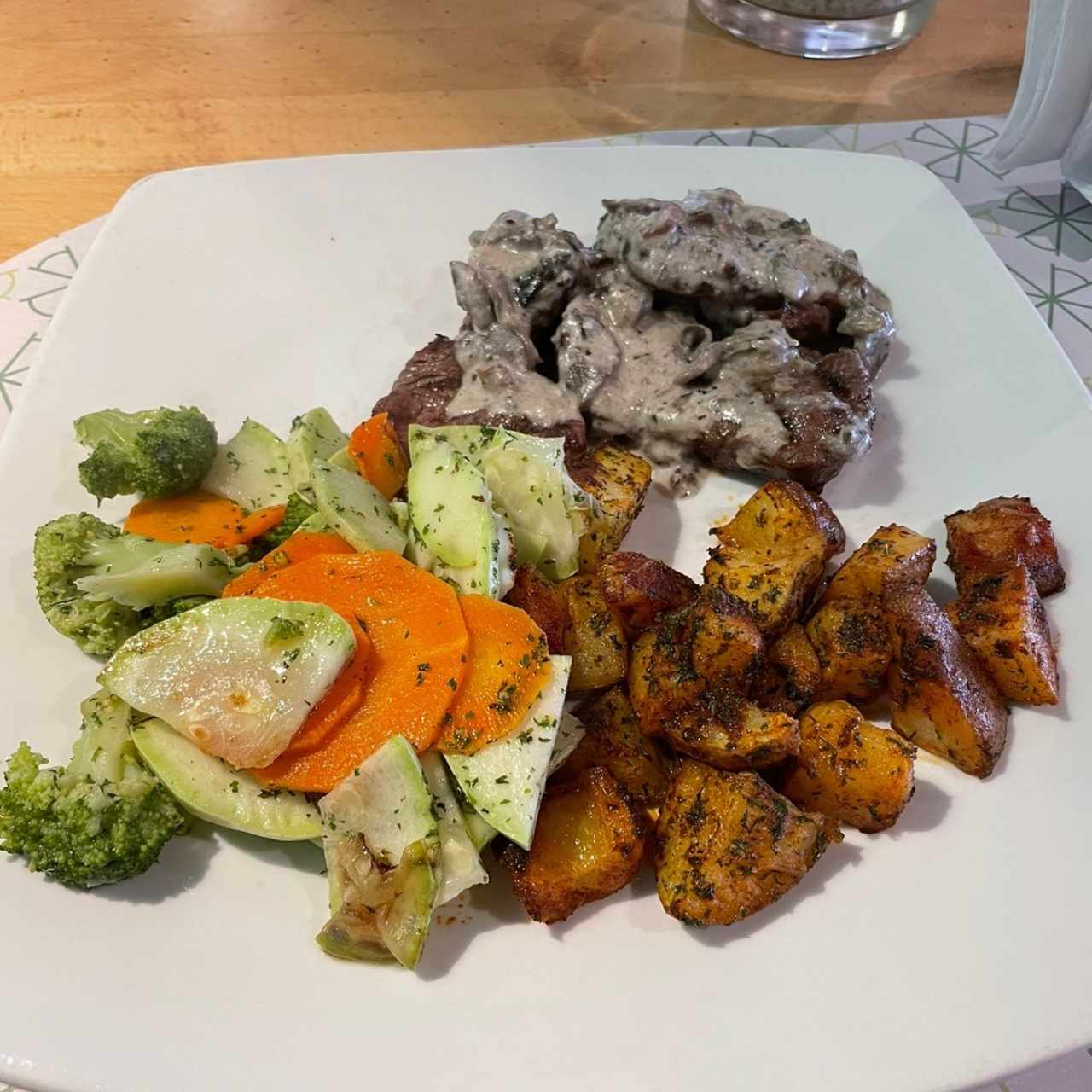 CARNES - LOMITO STROGONOFF