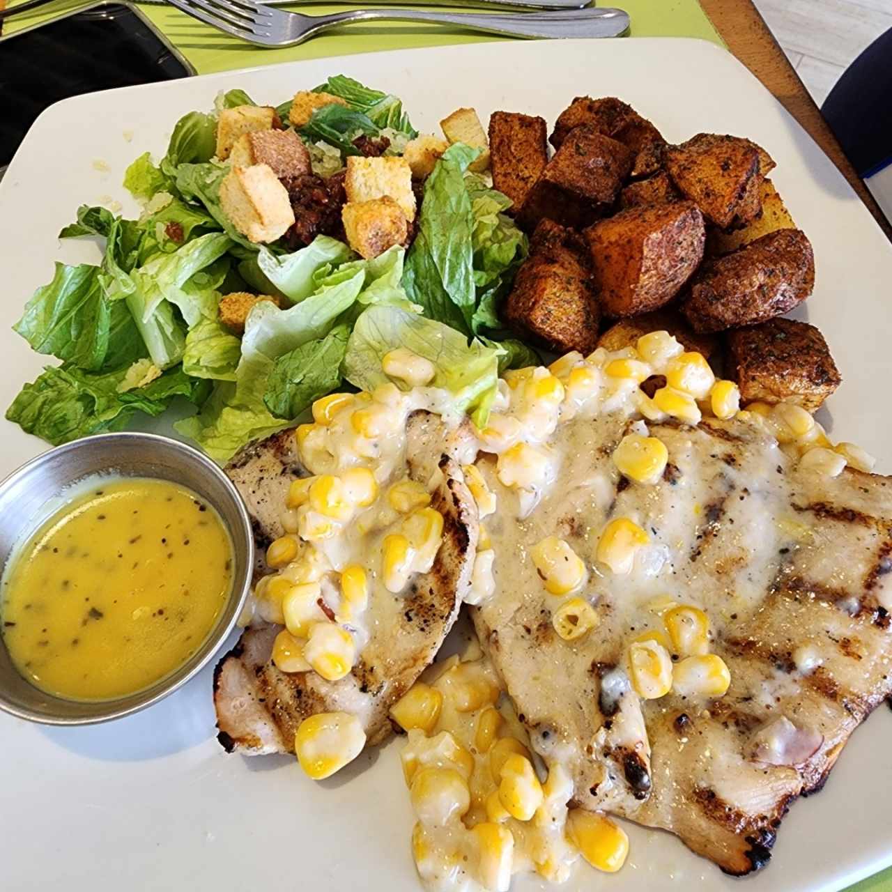 Pollo en salsa de maíz + ensalada César + papas rústicas 