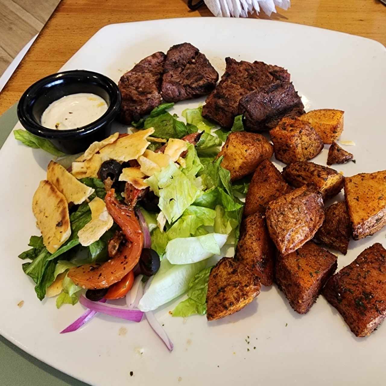 Lomito + ensalada griega + papas rústicas 