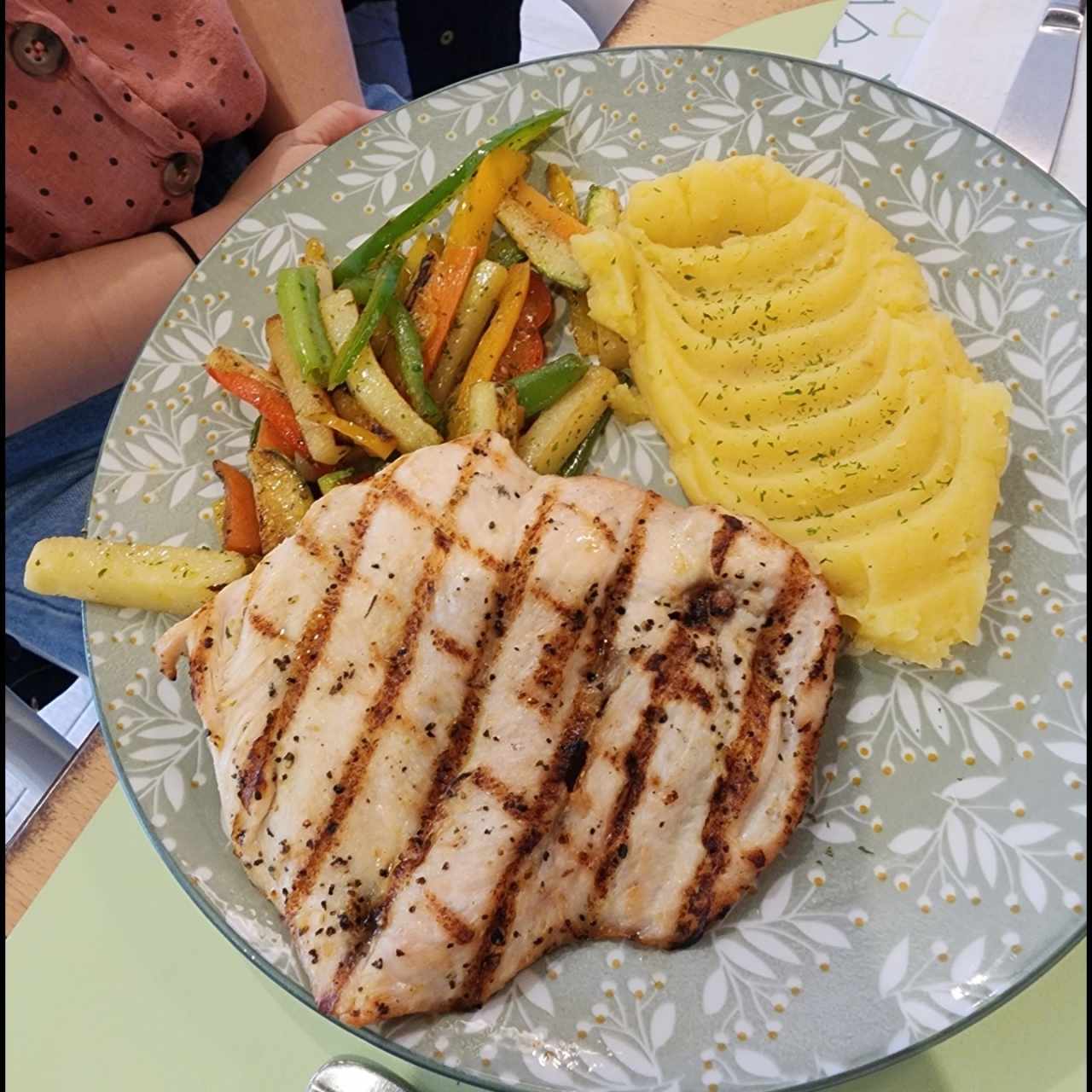 Pollo a la plancha + vegetales salteados 