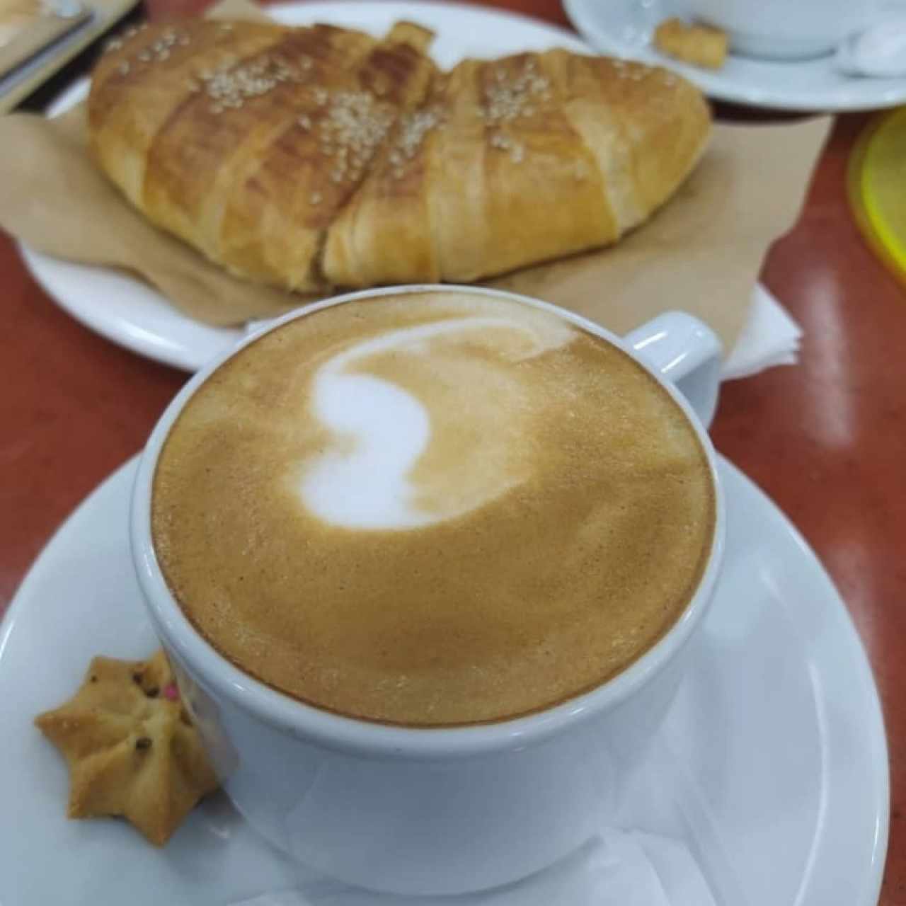 croissant de pavo y queso crema + café marrón grande