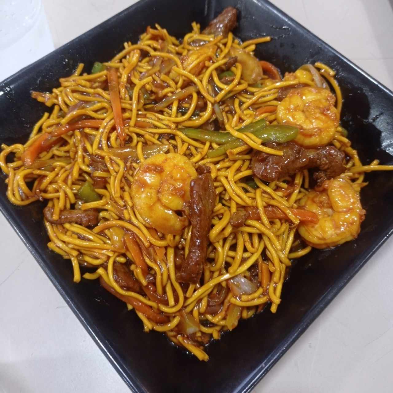 Tallarines con carne y camarones