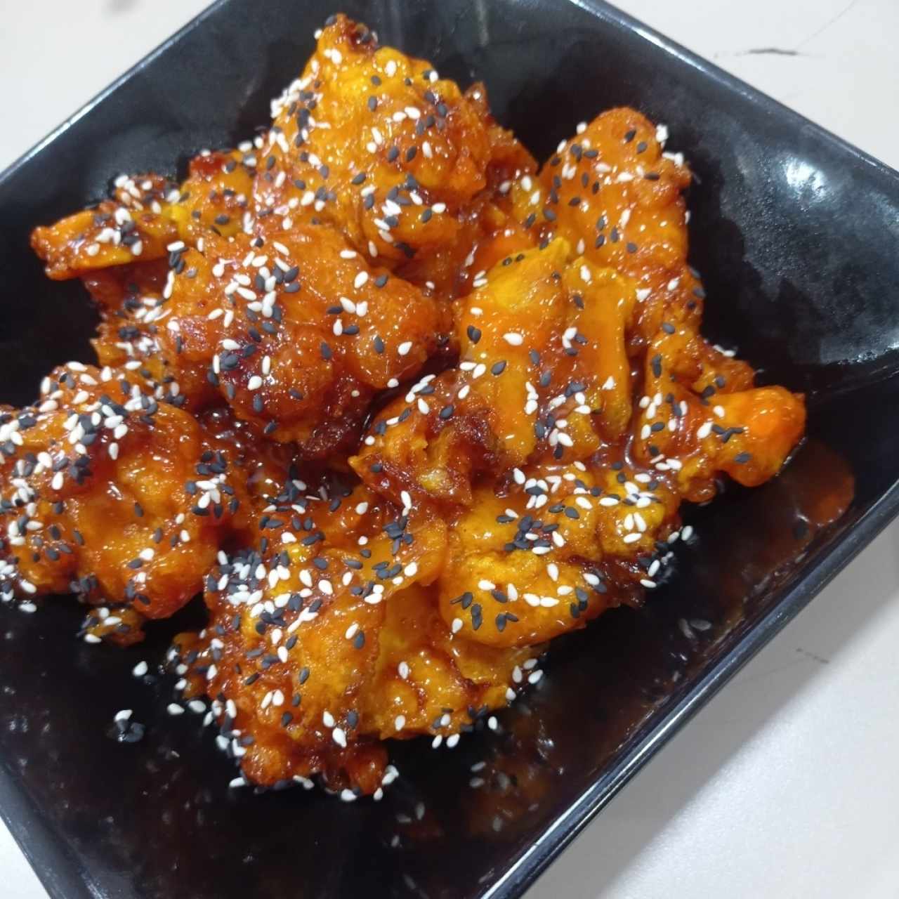 Pollo con miel y ajonjolí 