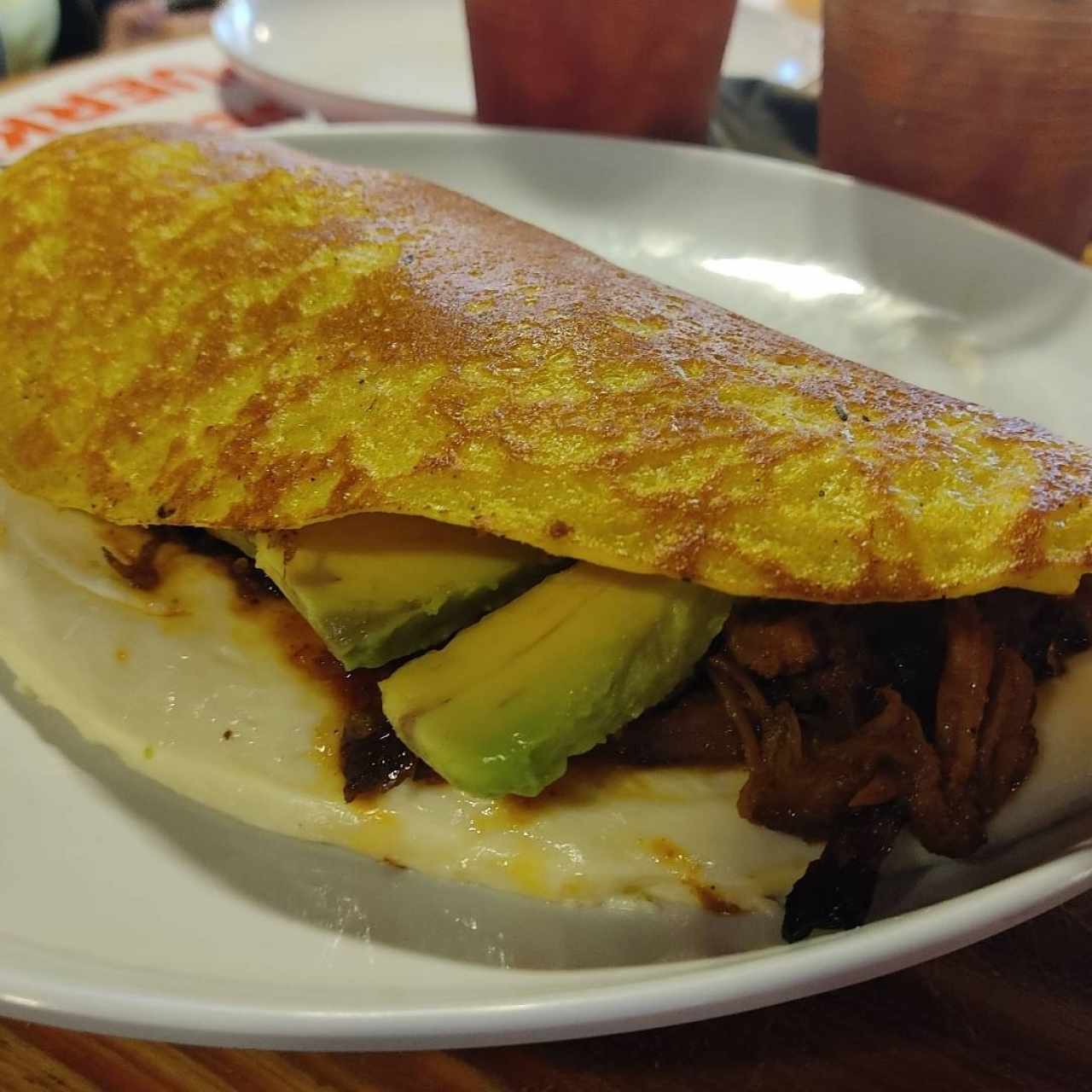 Cachapa con queso, aguacate, cochino, pollo y chorizo