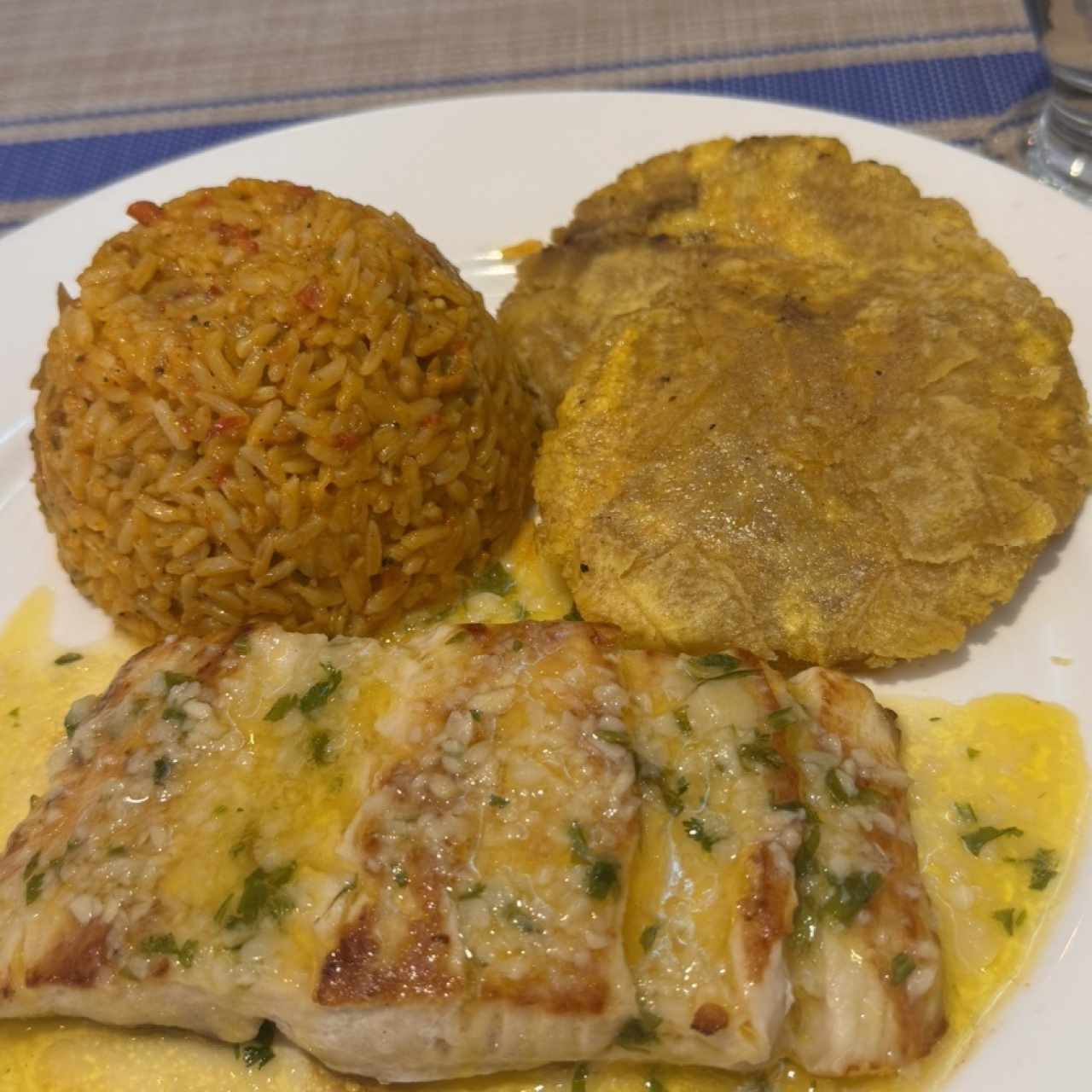 Mero al ajillo , arroz chipi chipi y tostones